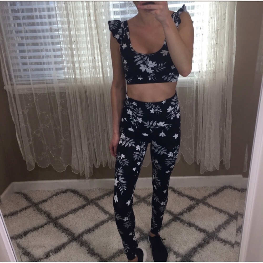 1 LEFT 💫 NEW IN PACKAGE FLORAL LEGGING - Picture 4 of 8